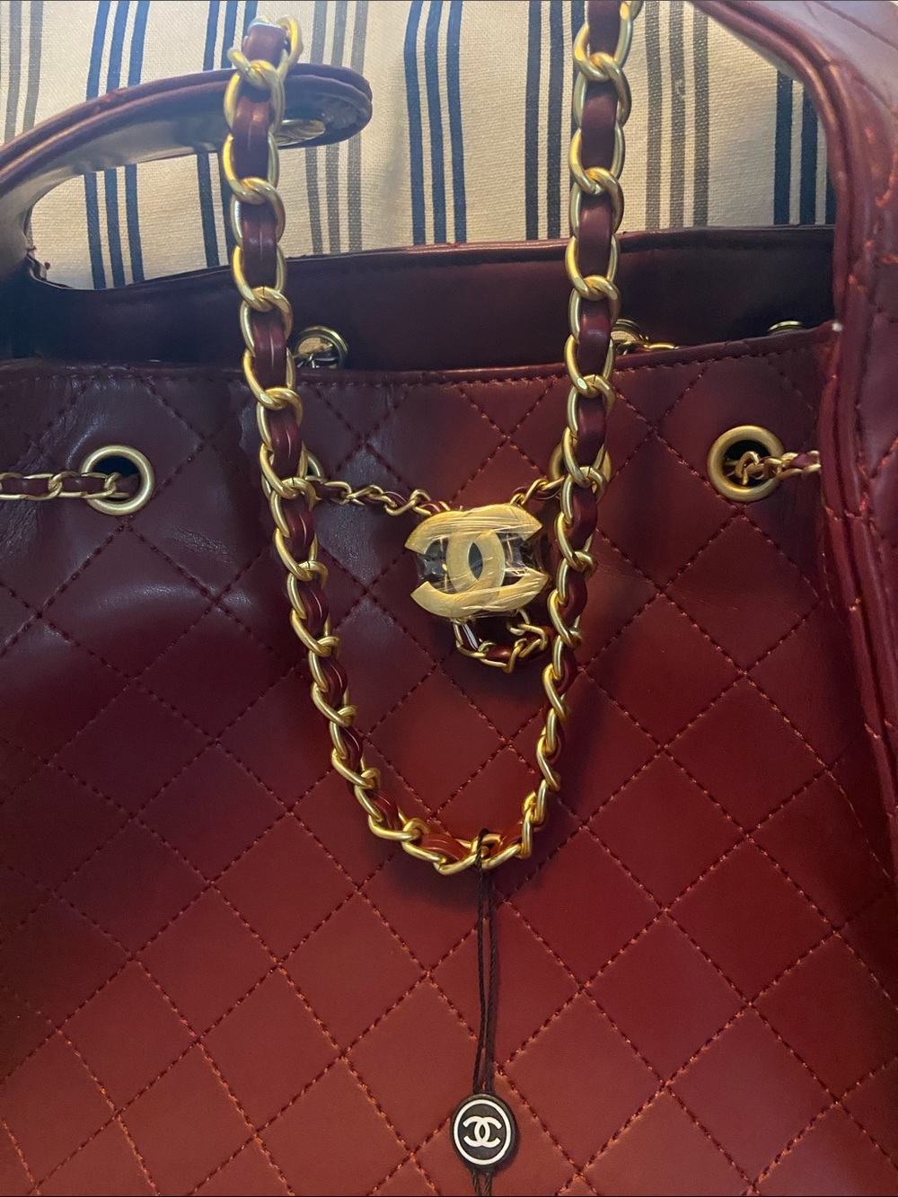 Chic Quilted Burgundy Leather Shoulder Bag with Chain Detail - Picture 2 of 2